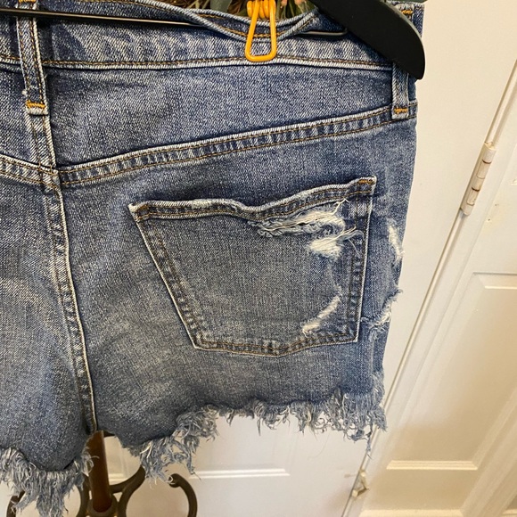 GAP Distressed Cutoff Shorts 32 3” Short - Picture 9 of 16